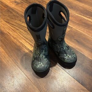 Bogs Kids' Green and Gray Camouflage Rain Boots